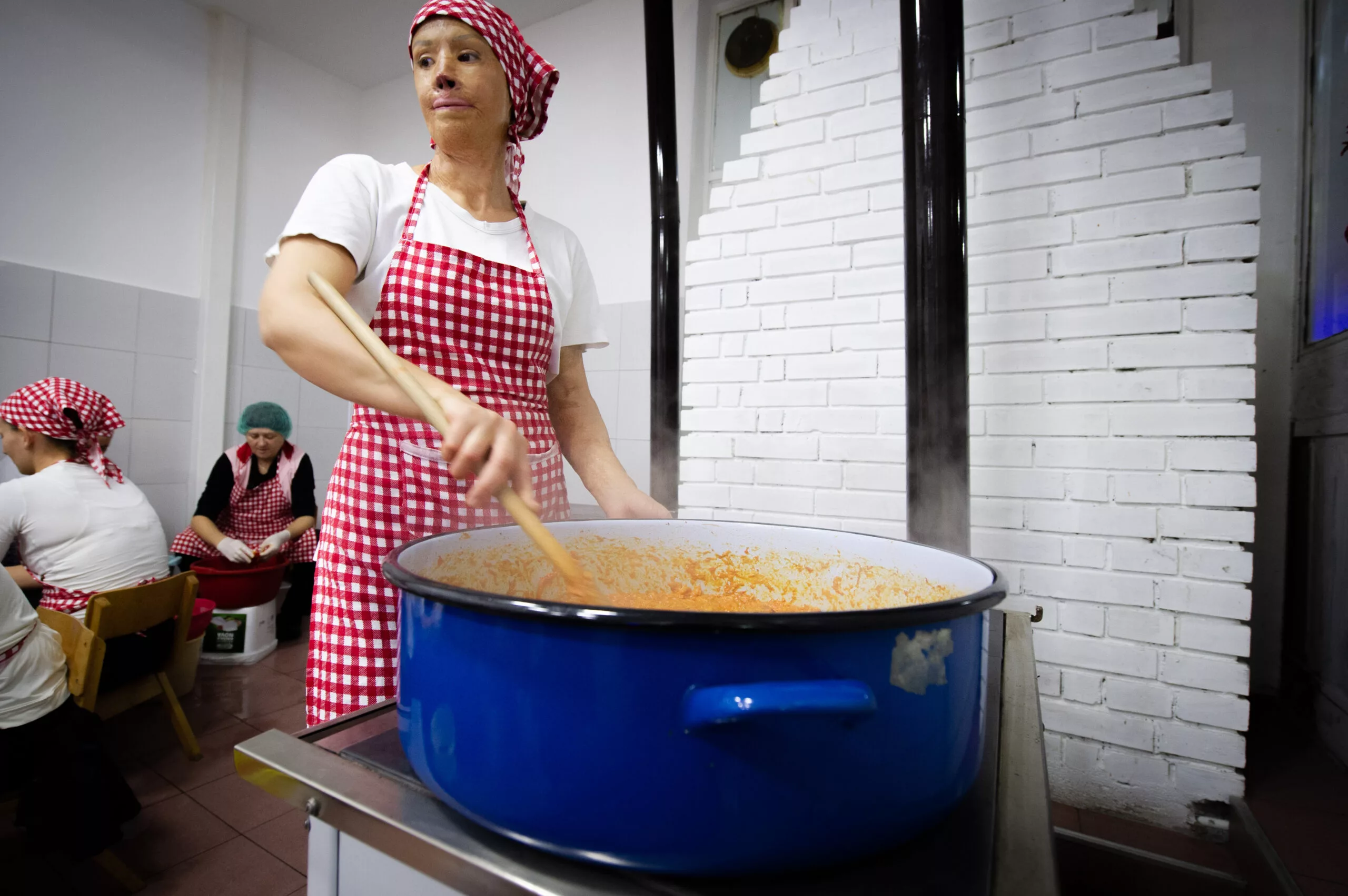 Eine Arbeiterin bei Radanska Ruža rührt Ajvar