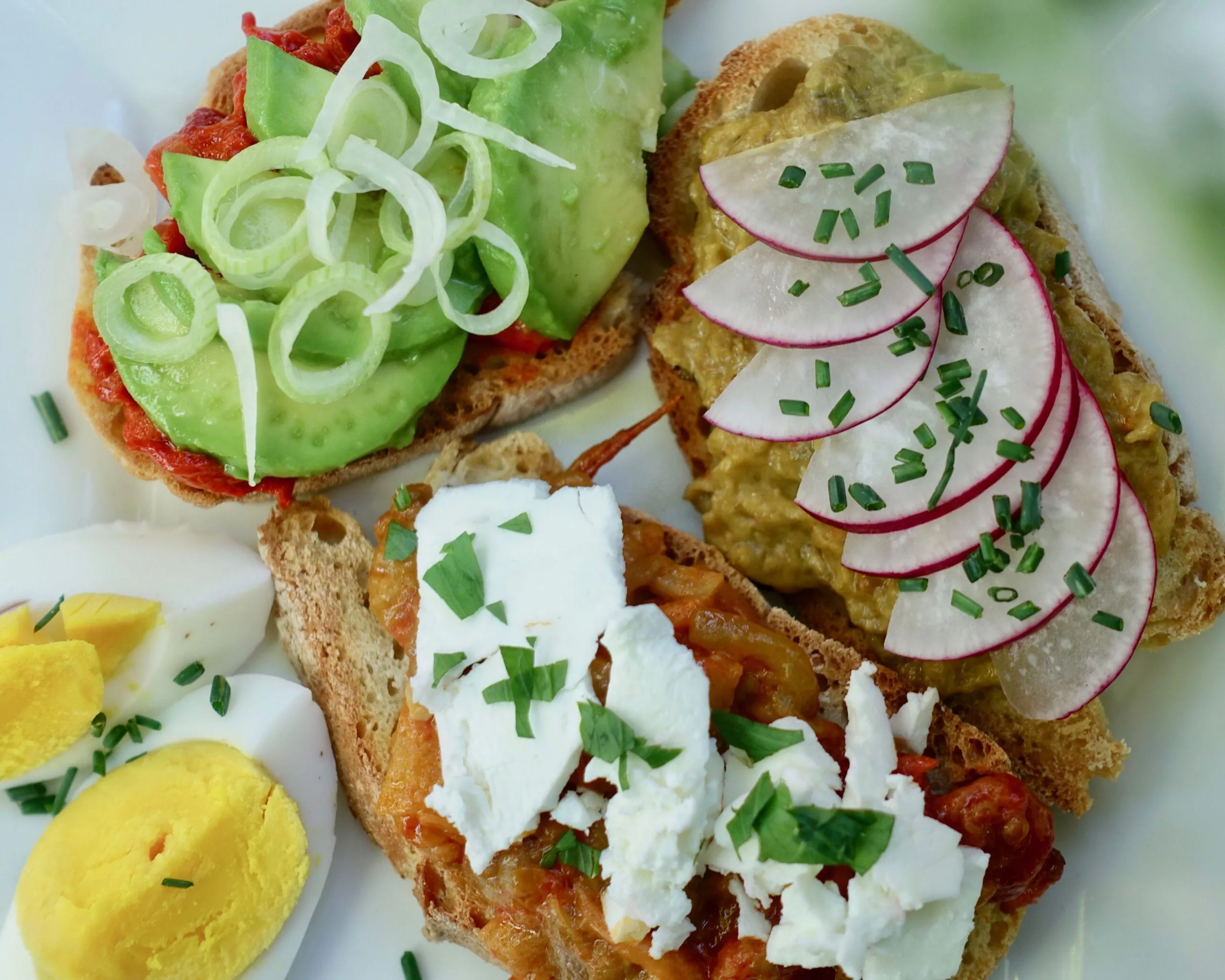 Ajvar-Brötchen mit Bio Ajvar, Malidano und Pindur von BioBalkan