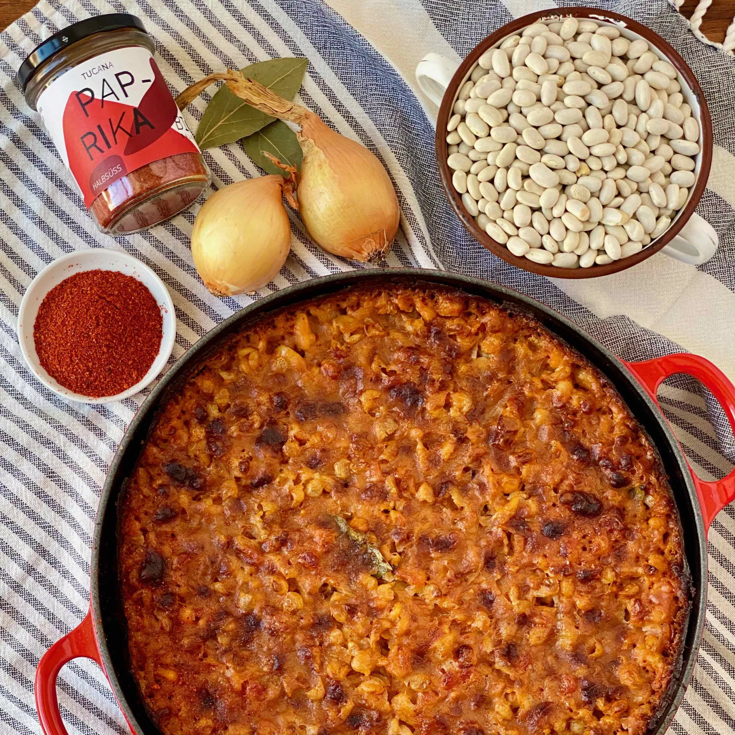 Prebranac oder Gravce na Tavce sind Baked Beans – gebackene Bohnen – auf Balkan-Art
