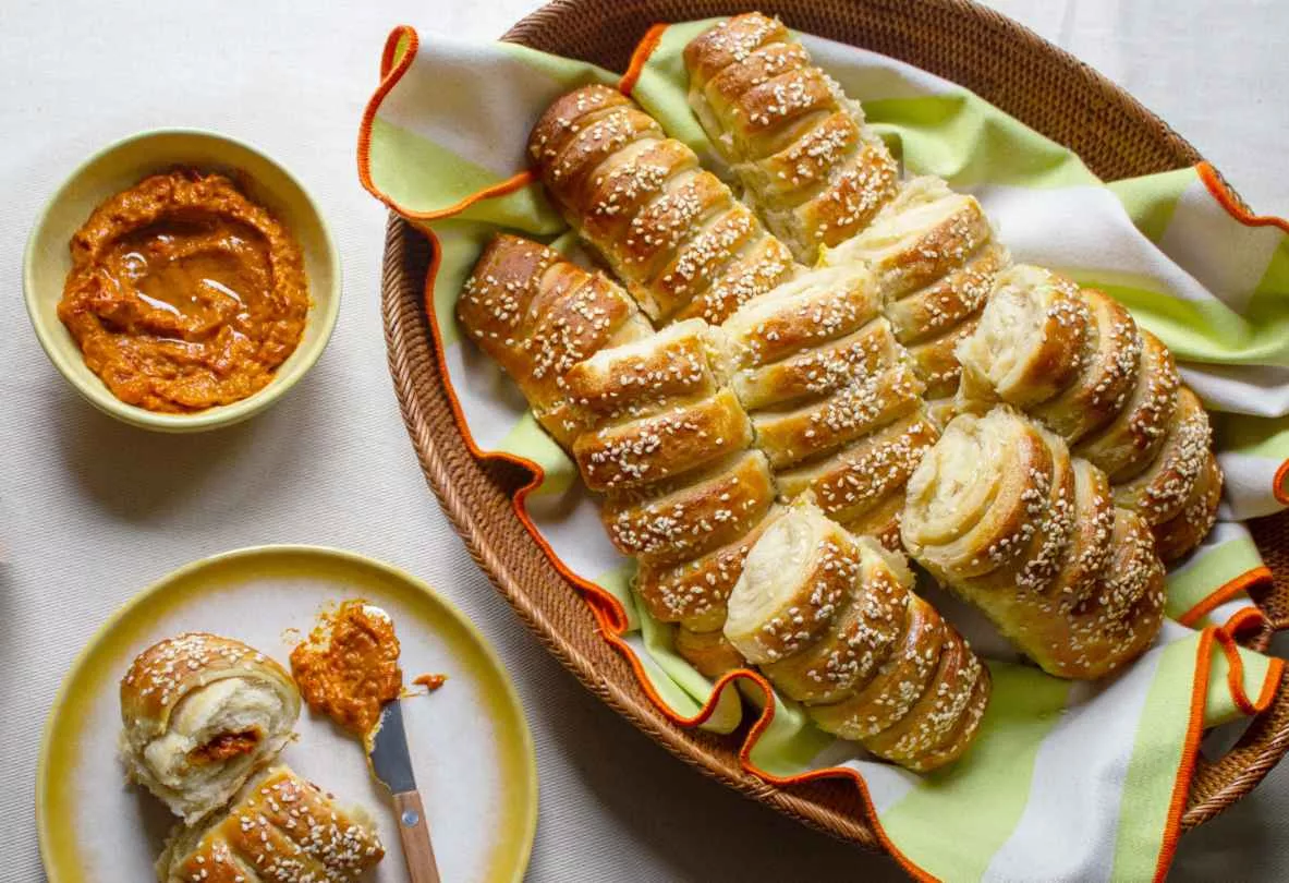 Gedeckter Tisch mit Ajvar-Kipferl