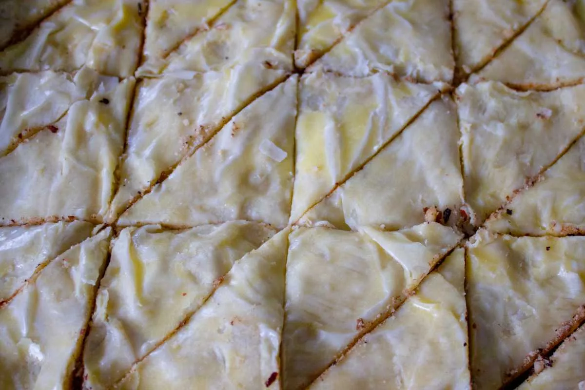 Vor dem Backen wir die Baklava tief eingeschnitten