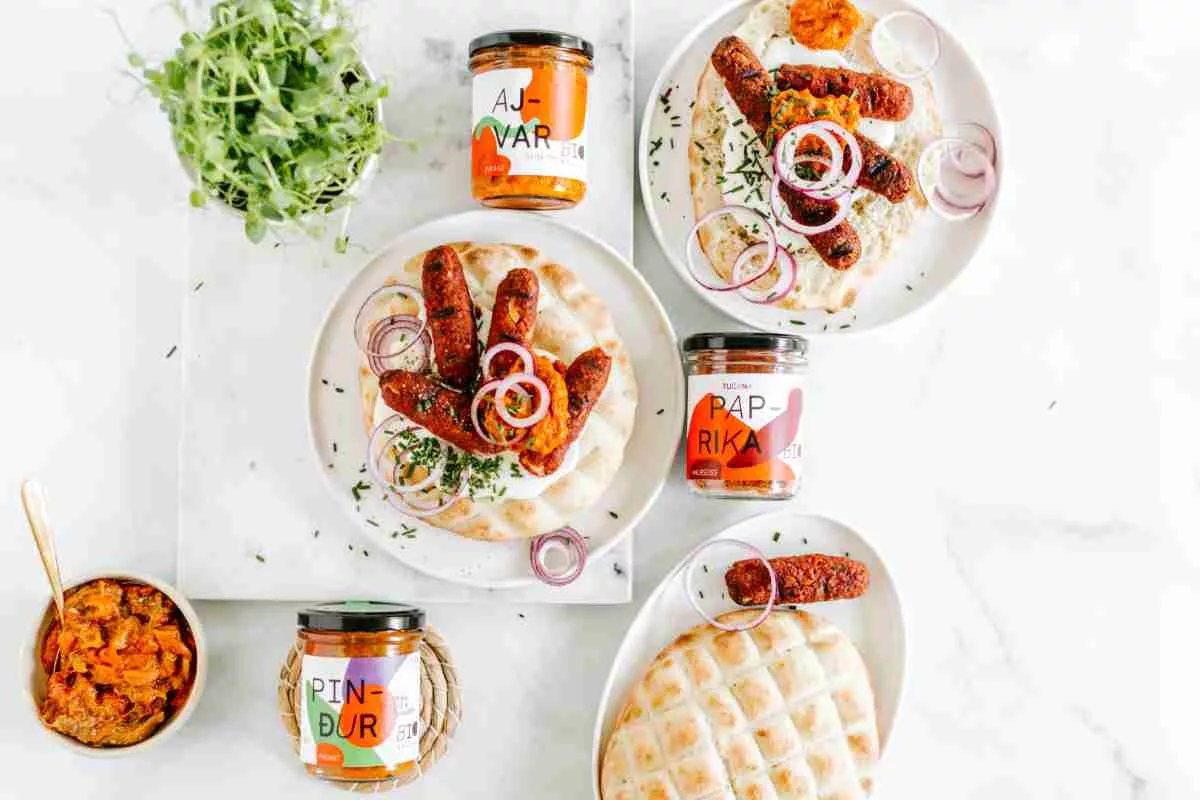 Gedeckter Tisch mit veganen Ćevapčići und Ajvar