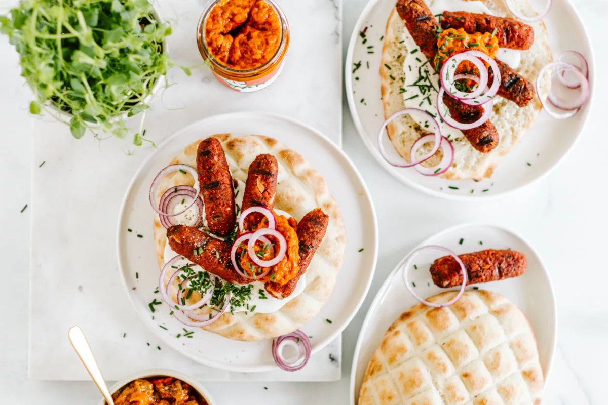 Vegane Ćevapčići am Tisch