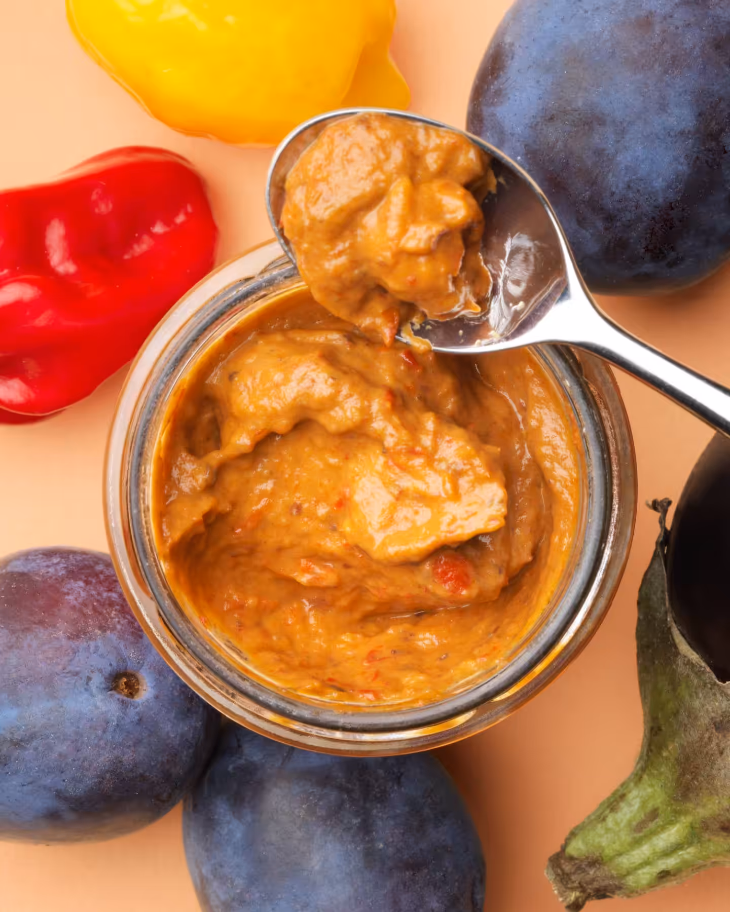 Blick ins Glas von Bio Džinka, einer fruchtig-feurigen Crème aus Chili, Pflaumen und Melanzani