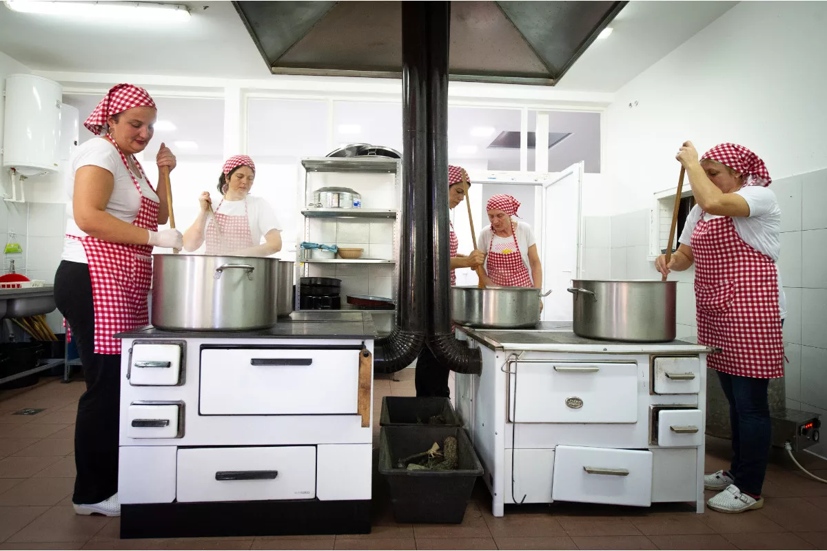 Auf den Herden, die mit Holz beheizt werden, rühren die Arbeiterinnen ihren berühmten Ajvar.