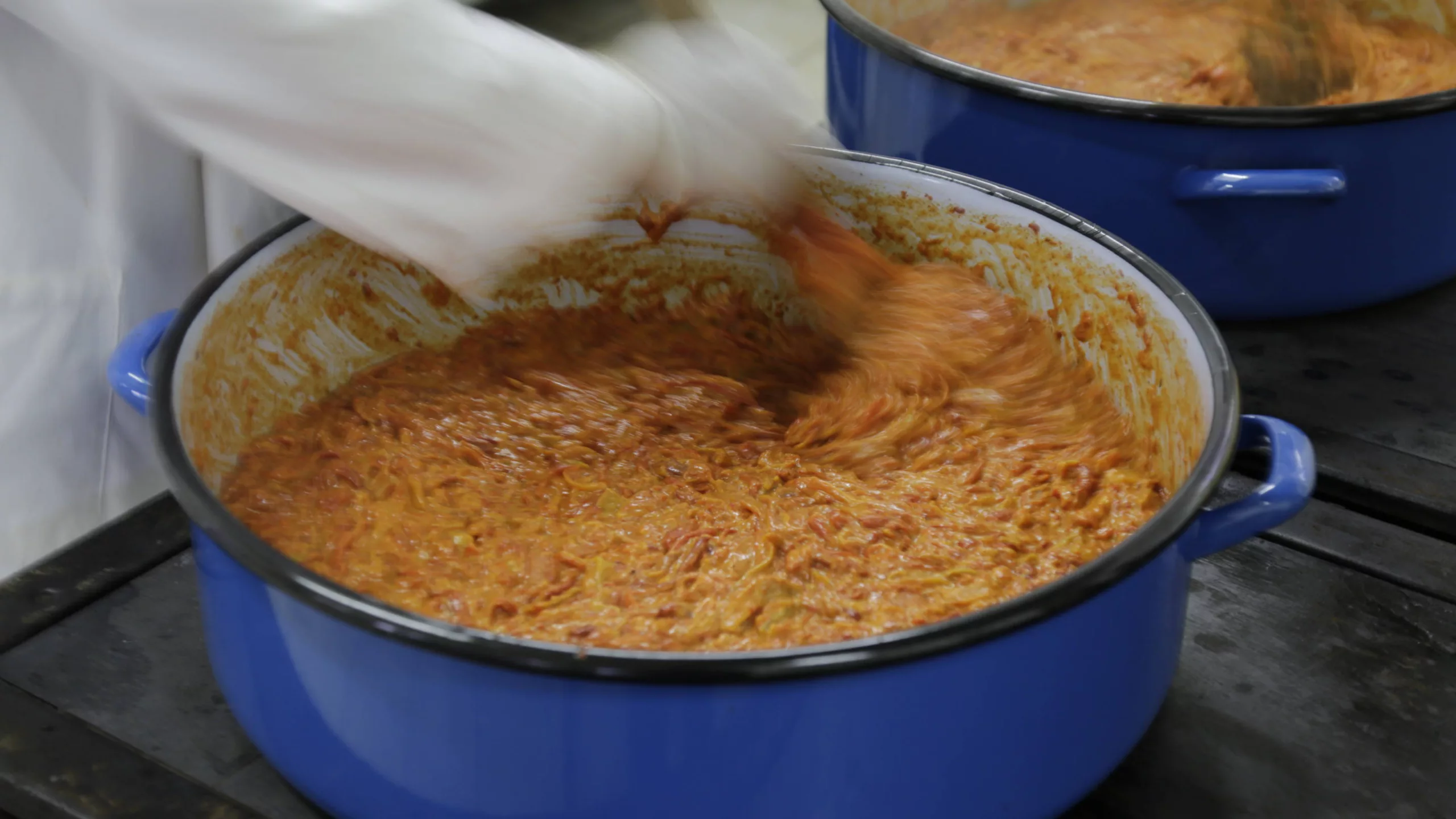 So entsteht Ajvar: Paprika, Öl, Essig und Salz werden langsam zu einem flaumigen Mus eingekocht.
