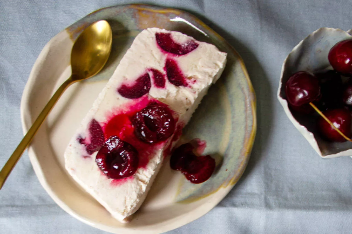 Nuss-Semifreddo mit Kirschen