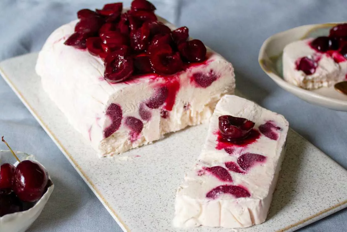 Nuss-Semifreddo mit Kirschen