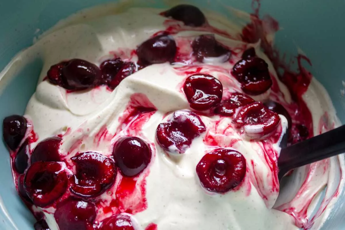 Die Rohmasse für das Nuss-Semifreddo wird vorsichtig angerührt