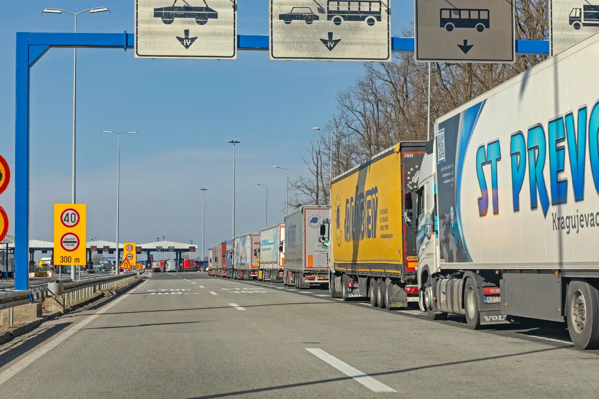 LKW warten am Grenzuebergang Batrovci. Foto: Baloncici